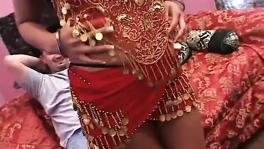 Pelacur dengan kawat gigi disetubuhi dengan dua kontol di threesome