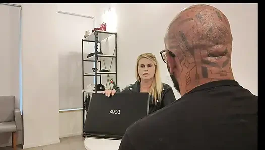 Massagista Numa Entrevista De Emprego Foi Punido Tiffany Obriga Ele Brinca Cons Pezinho