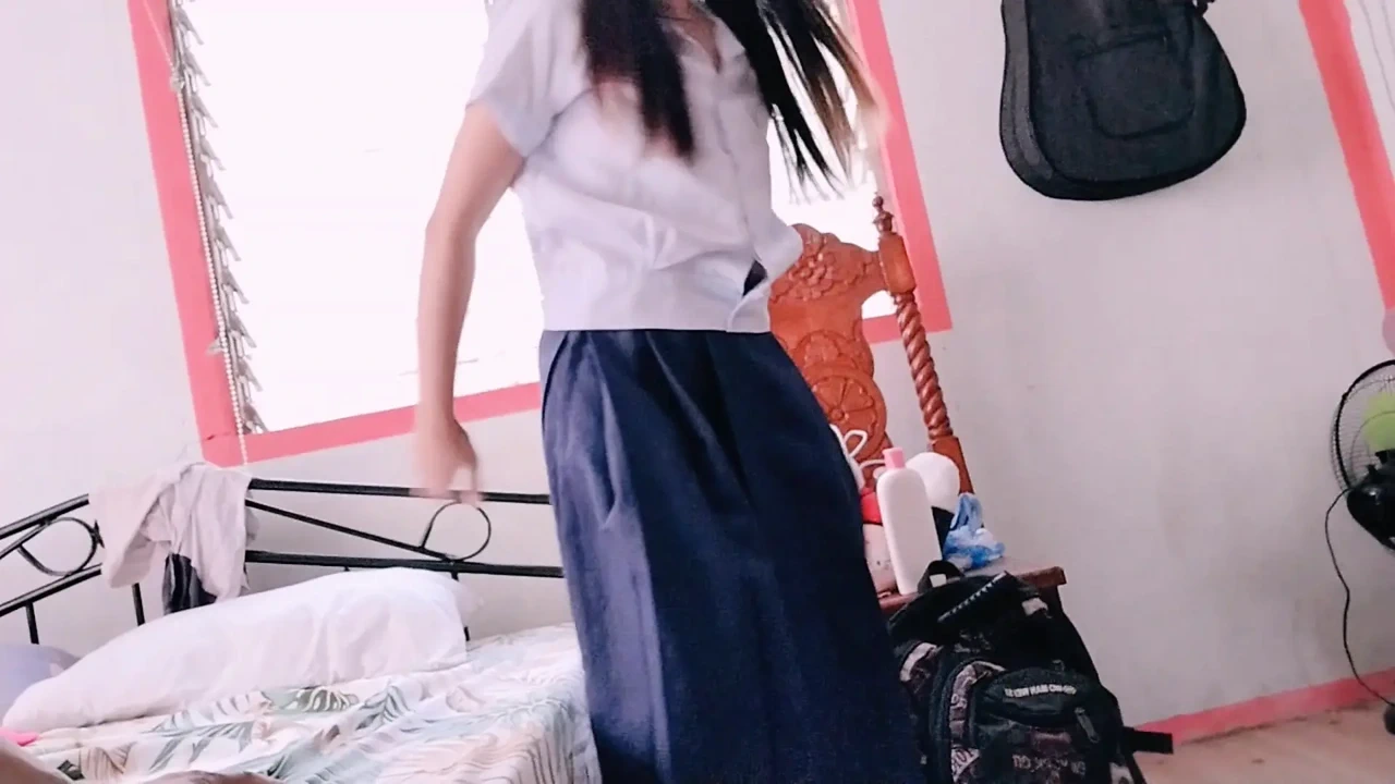 Sinh viên 18 tuổi bị cha dượng phá hủy, cô ấy có một âm hộ hoàn hảo