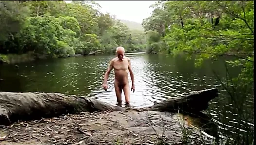 Nacktes mittagessen des alten mannes