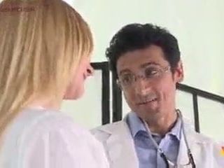 Le Dr a baisé ses patients pendant le traitement