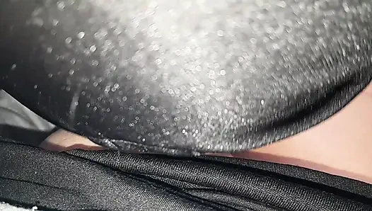 İki kız arkadaşım malların hızlı teslimatı için bana sıcak bir şekilde teşekkür etti (edepsiz konuşmalı lezbiyen üçlü seks)