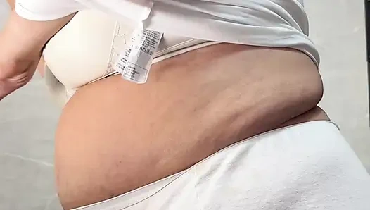 Wanita cantik besar gemuk dengan pakaian dalam