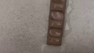 Sborro su una barretta di cioccolato