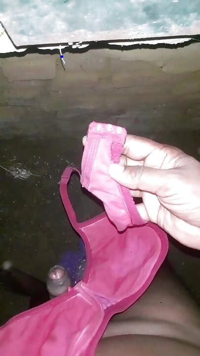 Indijski dečak masturbira sa bhabhi gaćicama i grudnjakom
