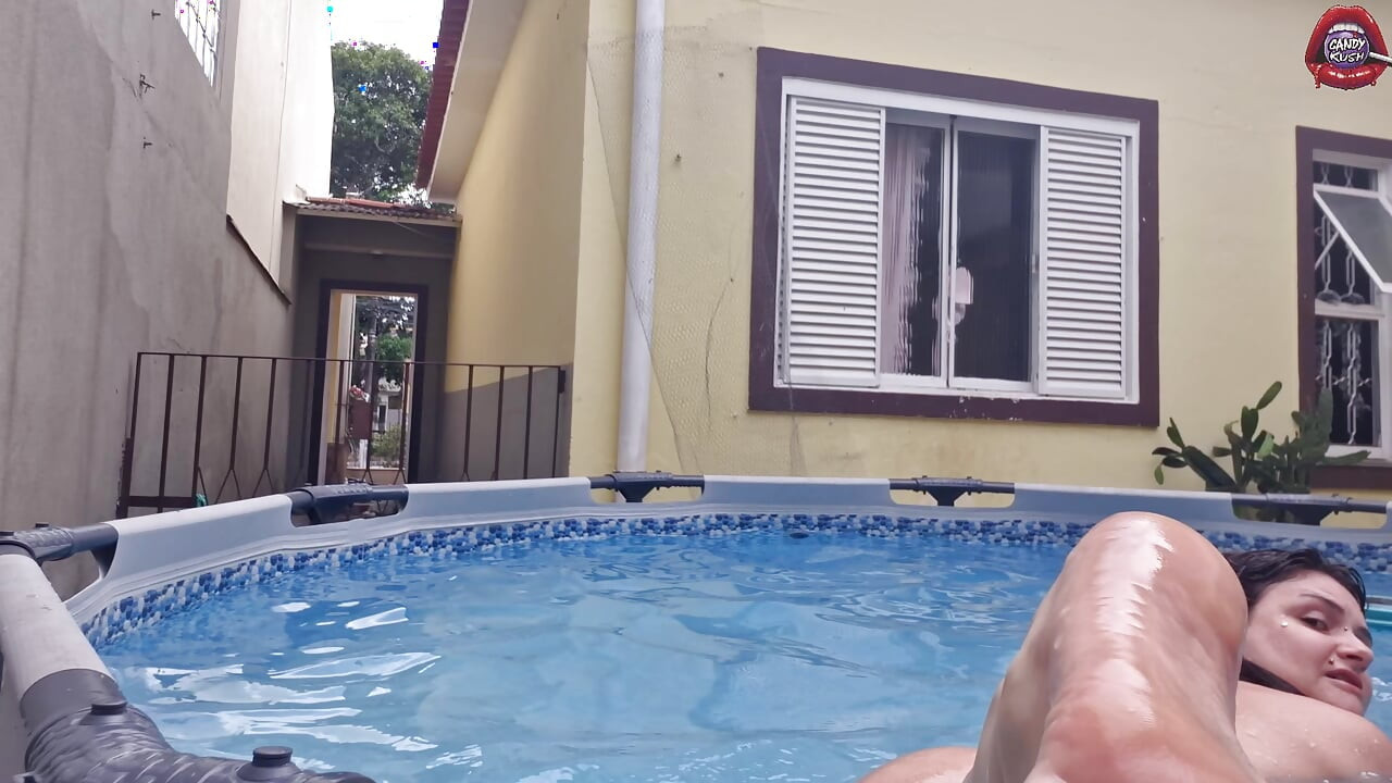 Ta voisine salope se montre dans la piscine
