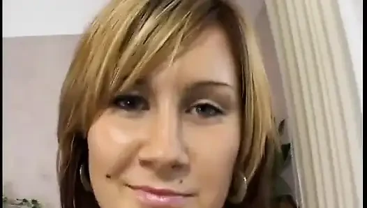 Esmer kadın yatakta yatarken sıkı amına yarak alıyor