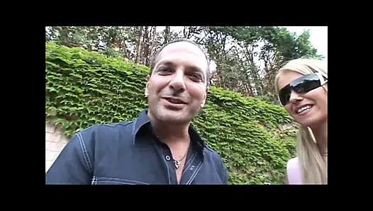 Красивую молодую грудастую блондинку трахнули и с камшотом на бритую киску большим членом в любительском видео