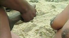 Sexo negro em uma praia de areia