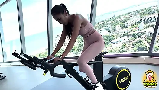 Fitte asiatische MILf spielt mit sperma