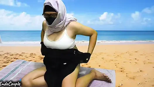 Hijab-sex am strand mit einem fremden!  Muschi-creampie in meiner engen muschi