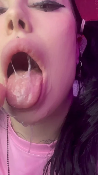 Momenti emozionanti da "Questo enorme cazzo mi ha schizzato di sborra, un sacco di sperma sul mio viso e tette enormi"