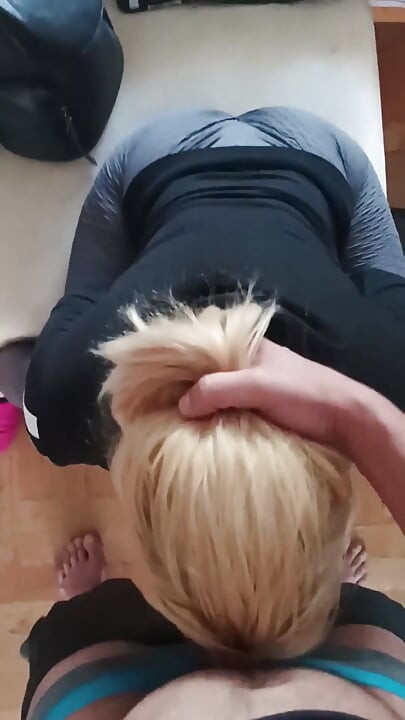 Todellinen kotitekoinen vaimon treeni ja ison kullin imeminen polvillaan sperma suuhun