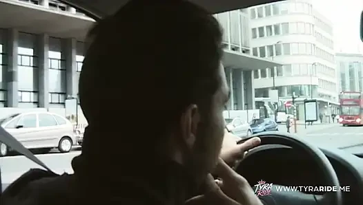 Блондинка и брюнетка в бурной ванной и в лесу встречаются