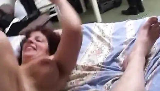 Harika kızıl saçlı orta yaşlı seksi kadın çok sert sikişiyor