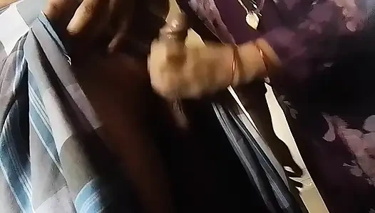 Tamilisches dorfmädchen lutscht den schwanz ihres ehemanns in der küche