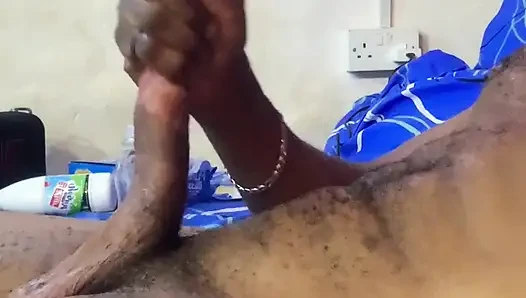 Ateşli formda kıllı vücut ve güzel sert yarak