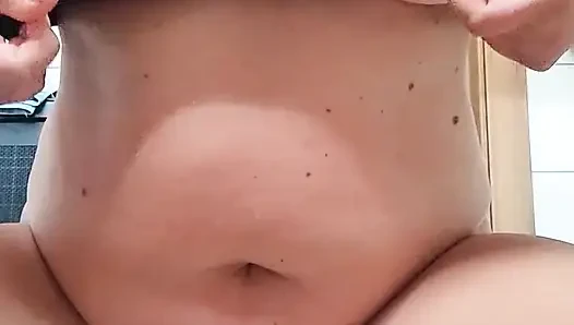 Ich liebe es wirklich, meine muschi und brustwarzen mit klammern zu foltern! Es macht mich an, aber mein Meister lässt mich nicht kommen