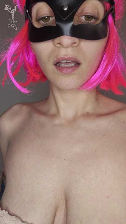 Słuchaj mojego jęku z moją maską kitty i naturalnymi piersiami