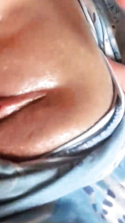 Une latina se masturbe jusqu’à ce qu’elle squirte