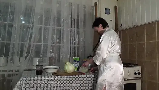 Ibu rumah tangga berantakan seksi dengan toket besar! JOI! Payudara meliputi dalam makanan!