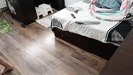 Istri nakal ini lagi asik olahraga sambil bugil di rumah!