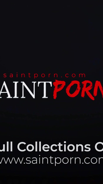 Jade bermain dengan mainannya apabila ayah tirinya berjalan masuk