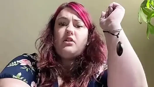 Giantess menemukan tubuh mungil dan bersenang-senang mengubahnya menjadi budak kaki dan mainan seks