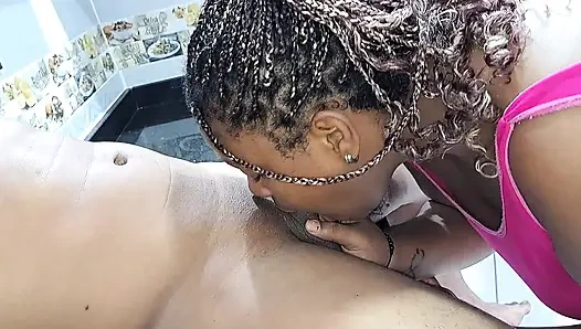 Venus leckt und lutscht den leckeren schwanz ihres stiefbruers