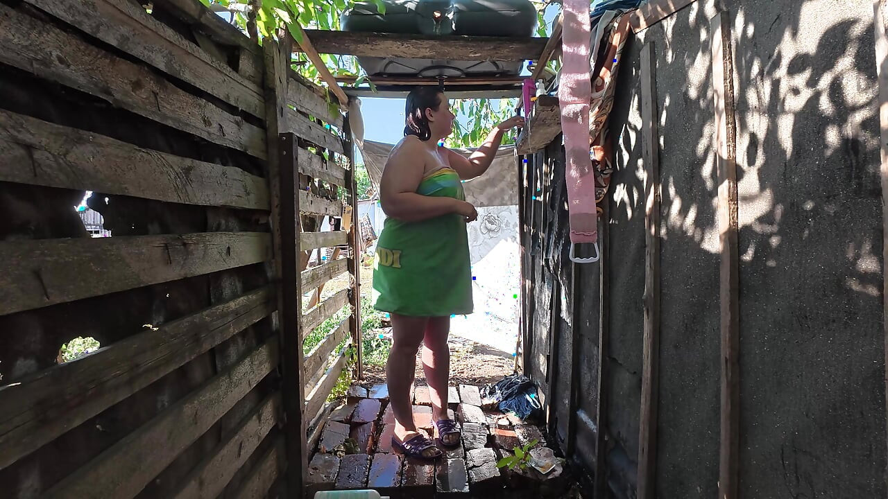 Voyeur 4K Outdoor Shower Chubby Girl Big Tits & Huge Cock Couple Amateur