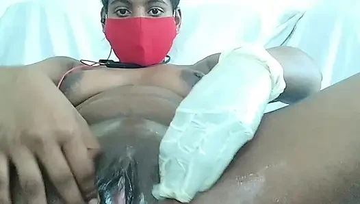 Hintli viral köylü sürtüğü üvey erkek kardeşinin odasına yumruk sokuyor
