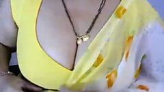 Индийская крошка в сари показывает ее большие сиськи