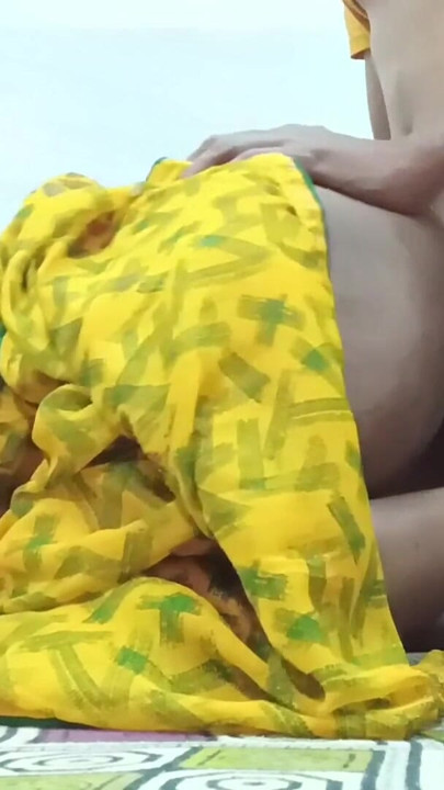 Padosan bhabhi ne ishare se bulaya fir massage karwaya badme bahut chooda | Clip 1