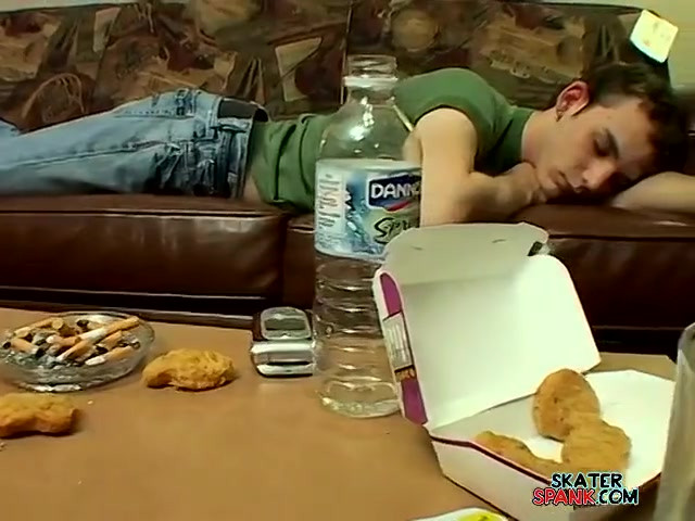 悪い男たちは良いお尻叩きが大好きだ