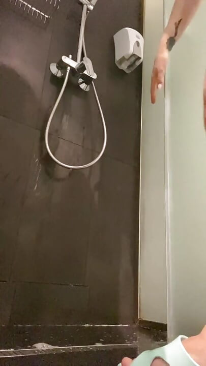 Je t'emmène avec moi dans les vestiaires des femmes et sous la douche // partie 1
