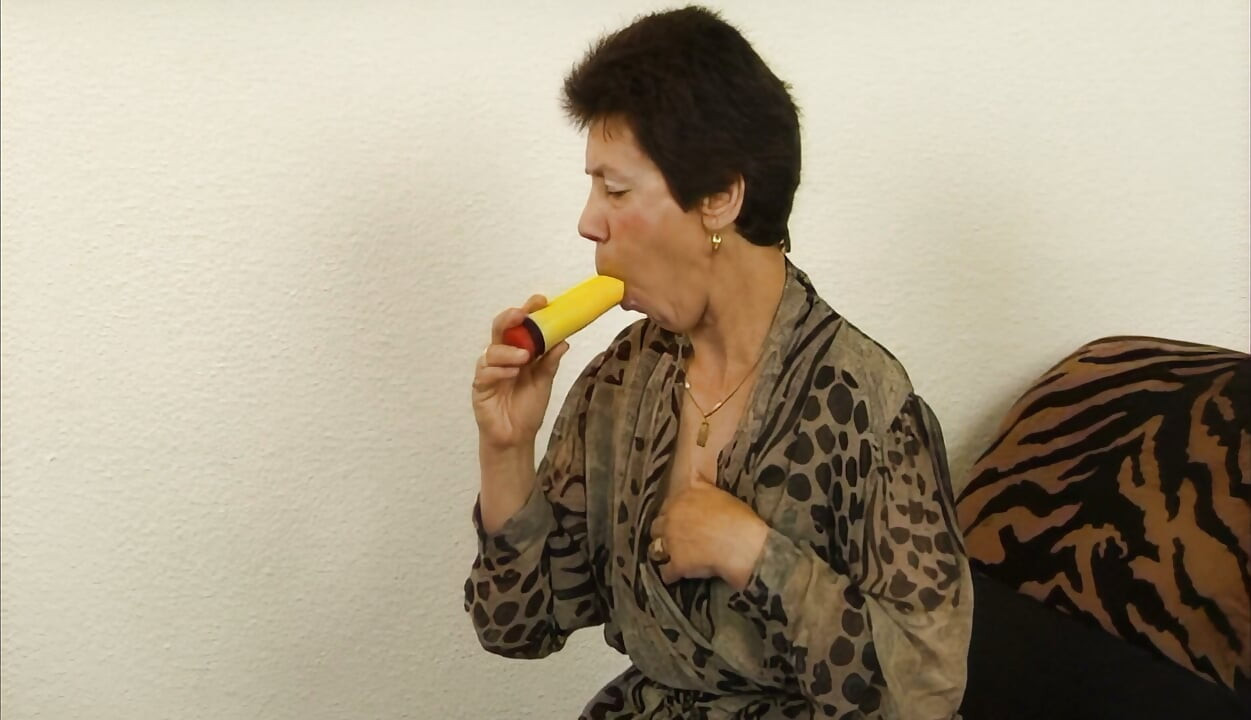GILF Muzu Kıçına Derin Sokarken Sikine Biniyor