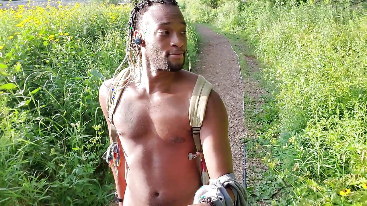 Kenniejai在户外赤身裸体走来走去并被抓住