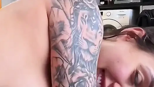 Çok yaramazdı, büyük yarağı hak etti - esmer gostsa vahşi ve sert domaltmalı ve bakış açısıyla misyoner sikişi