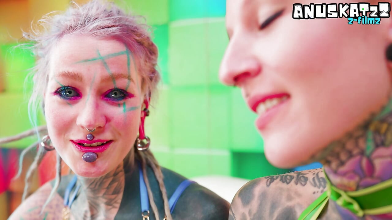ALT Tattooed Cuties σε γυαλιστερό λατέξ λεσβιακό γαμήσι με λουράκι με γερμανική βρώμικη συζήτηση
