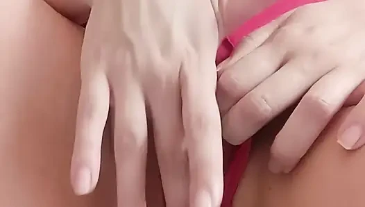 Kadın canlı yayına çıkmadan önce mastürbasyon yapıyor ve kendini gösteriyor.