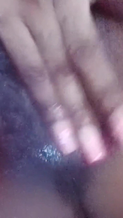 Trljanje prstiju moje dlakave pičke neverovatni stenjajući orgazmi