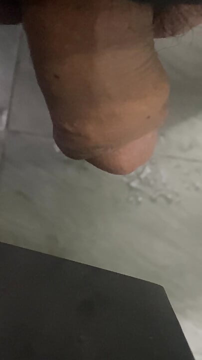 In the bathroom, there was a cock that was getting an erection, only knowing how to endure it, not having to do it