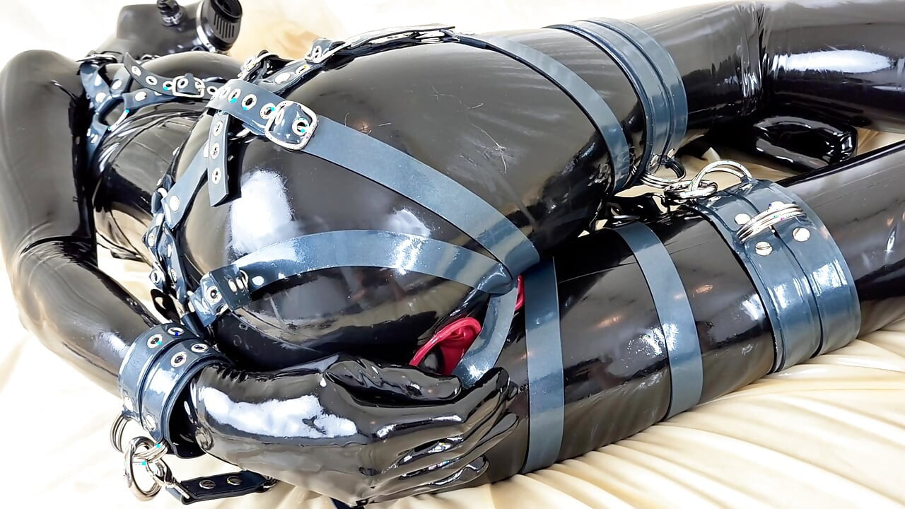 دعابة OnlyFans - متعة الشرج في بدلة لاتكس مع واقيات مهبلية وشرجية مدمجة!