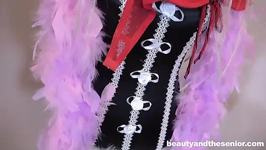 Chrissy Fox, porno yıldızı genç kız, yaşlı adam Jan'ı kadın gibi giyinirken yakaladı.