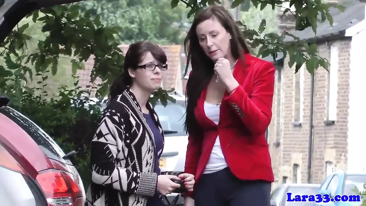 英国熟女搭讪无辜的女学生