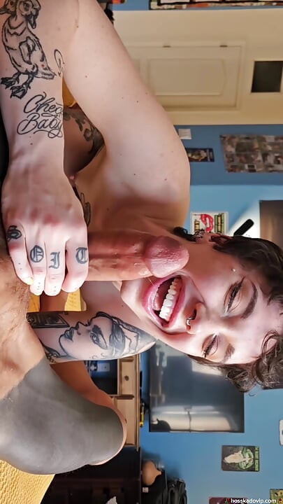 Težak grubi seks tetoviran tata hoss Kado jebe probušenu alt devojku Salem višestruko creampie strastveno jebanje