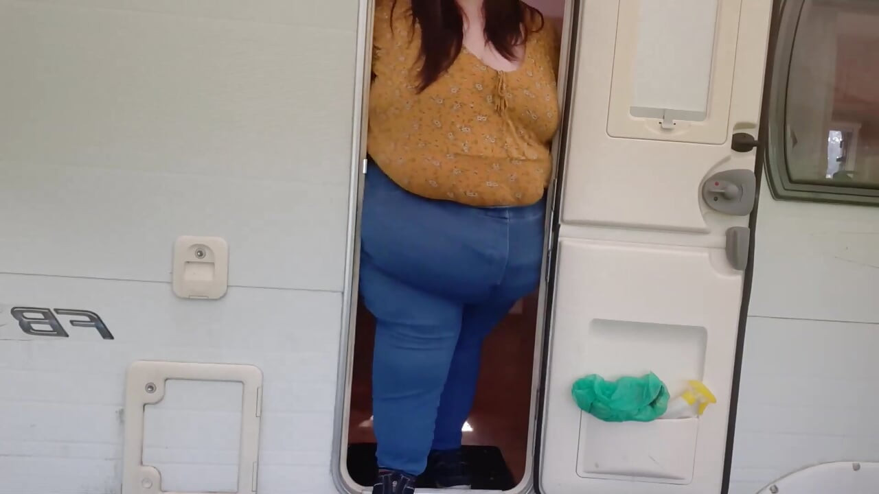 SSBBW kontra małe drzwi