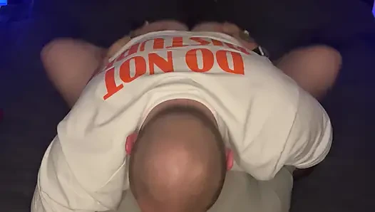 Cewek itu fingering memeknya sendiri, aku jilat memeknya, dia ngentot pantatku habis-habisan, sampai kami orgasme