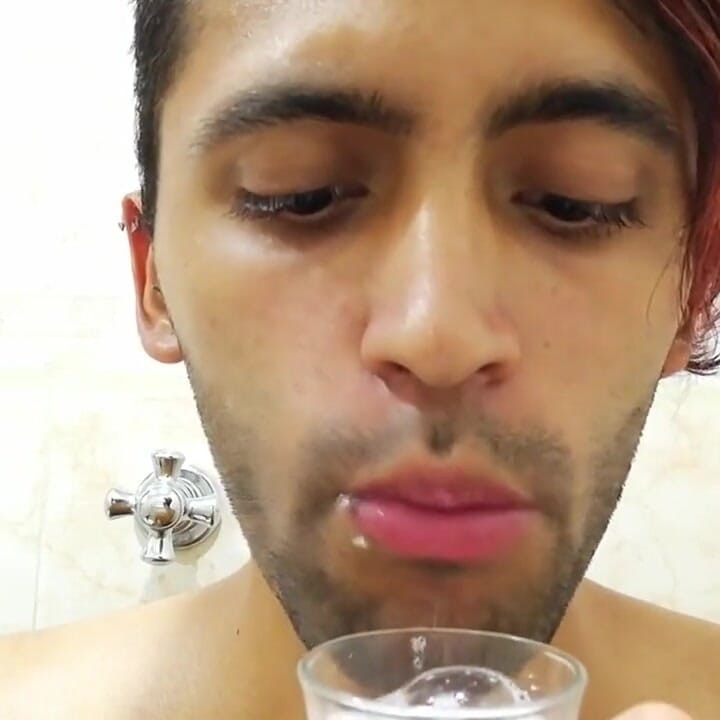 用唾液装满一杯, 用它撸管直到我射精并吞下我的精液.