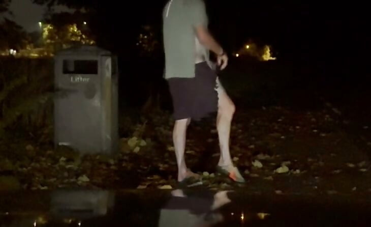 Al mijn kleren langzaam in het openbaar aan de kant van de weg uittrekken